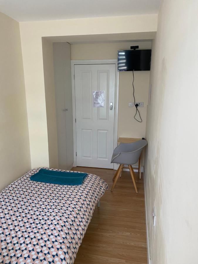 Single Room Only For One Adult Southall Exterior foto